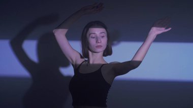 Bu dinamik hip-hop dans videosuyla ritmi yakala. Bir bayan dansçı, performansın canlılığını yansıtan parlak bir spot ışığı altında etkileyici bir set sergiliyor..