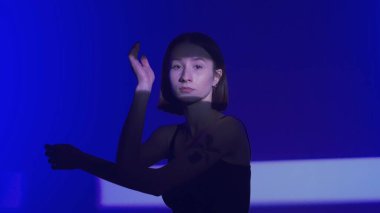 Kız dansçıların hip hop dansında sahneye çıkışındaki enerji patlamasını hissedin. Sahne ışıklarının neon ışıkları geleneksel sokak dansı stiline fütüristik bir hava katıyor ve bunu görsel bir ziyafete dönüştürüyor..