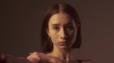 Parlak sarı projektörün arka planında hip-hop yapan kız. Her hareket sokak dansının kalbiyle yankılanır, canlı ambiyansla mükemmel uyum sağlar..