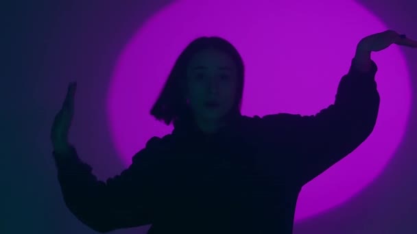 소녀는 댄스를 그녀의 리듬을 채널링 화려한 스포트라이트의 빛나는 색조에 역동적 — 비디오