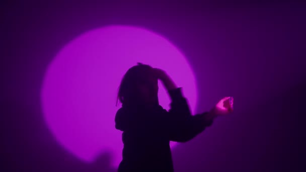 Девушка Направляет Свой Внутренний Ритм Через Танец Хип Хопа Освещенный — стоковое видео