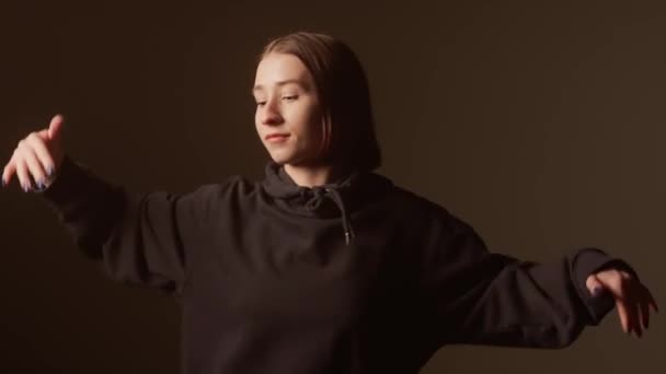 Een Danseres Doet Hiphop Soloprestatie Speelt Zich Tegen Een Achtergrond — Stockvideo