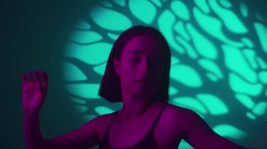 Hip-hop 'un özüne dalın, kızların dans hareketlerinin canlı spot ışıkları altında canlandığı yere. Her adım ve dönüş bir ritim ve sokak dansı kültürü hikayesi anlatıyor.