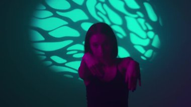 Hip-hop 'un özüne dalın, kızların dans hareketlerinin canlı spot ışıkları altında canlandığı yere. Her adım ve dönüş bir ritim ve sokak dansı kültürü hikayesi anlatıyor.