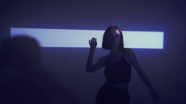 Bu dinamik hip-hop dans videosuyla ritmi yakala. Bir bayan dansçı, performansın canlılığını yansıtan parlak bir spot ışığı altında etkileyici bir set sergiliyor..