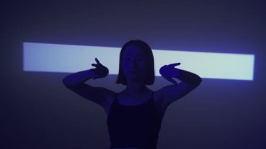 Bu dinamik hip-hop dans videosuyla ritmi yakala. Bir bayan dansçı, performansın canlılığını yansıtan parlak bir spot ışığı altında etkileyici bir set sergiliyor..