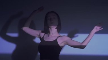 Bu dinamik hip-hop dans videosuyla ritmi yakala. Bir bayan dansçı, performansın canlılığını yansıtan parlak bir spot ışığı altında etkileyici bir set sergiliyor..