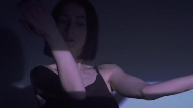 Bu dinamik hip-hop dans videosuyla ritmi yakala. Bir bayan dansçı, performansın canlılığını yansıtan parlak bir spot ışığı altında etkileyici bir set sergiliyor..