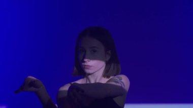 Kız dansçıların hip hop dansında sahneye çıkışındaki enerji patlamasını hissedin. Sahne ışıklarının neon ışıkları geleneksel sokak dansı stiline fütüristik bir hava katıyor ve bunu görsel bir ziyafete dönüştürüyor..