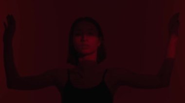 Kız dansçıların hip hop dansında sahneye çıkışındaki enerji patlamasını hissedin. Sahne ışıklarının neon ışıkları geleneksel sokak dansı stiline fütüristik bir hava katıyor ve bunu görsel bir ziyafete dönüştürüyor..