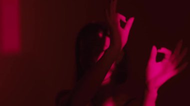 Kız dansçıların hip hop dansında sahneye çıkışındaki enerji patlamasını hissedin. Sahne ışıklarının neon ışıkları geleneksel sokak dansı stiline fütüristik bir hava katıyor ve bunu görsel bir ziyafete dönüştürüyor..