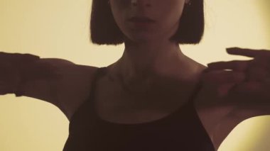 Parlak sarı projektörün arka planında hip-hop yapan kız. Her hareket sokak dansının kalbiyle yankılanır, canlı ambiyansla mükemmel uyum sağlar..