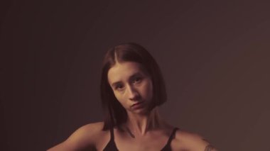 Parlak sarı projektörün arka planında hip-hop yapan kız. Her hareket sokak dansının kalbiyle yankılanır, canlı ambiyansla mükemmel uyum sağlar..