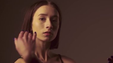 Parlak sarı projektörün arka planında hip-hop yapan kız. Her hareket sokak dansının kalbiyle yankılanır, canlı ambiyansla mükemmel uyum sağlar..