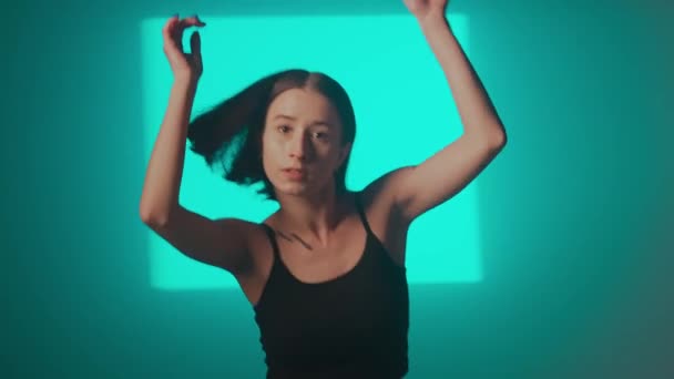 Bir Kız Dansçı Hip Hop Yapıyor Solo Performans Müzik Hareket — Stok video
