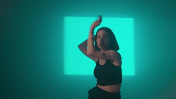 Een Danseres Doet Hiphop Soloprestatie Speelt Zich Tegen Een Achtergrond — Stockvideo