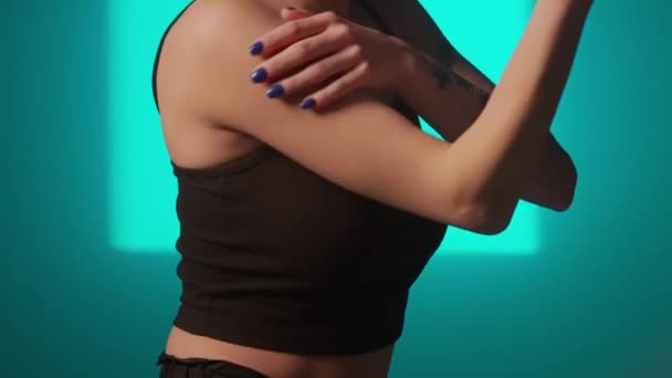Bir Kız Dansçı Hip Hop Yapıyor Solo Performans Müzik Hareket — Stok video