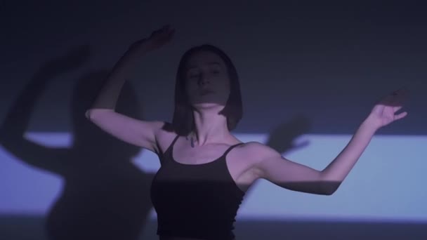 Vang Beat Met Deze Dynamische Hiphop Dansvideo Een Vrouwelijke Danseres — Stockvideo