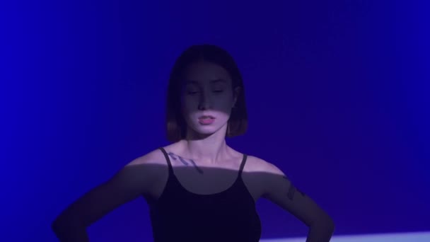 Kjenn Energien Som Jentedansere Tar Scenen Hiphop Dansen Den Neon – stockvideo