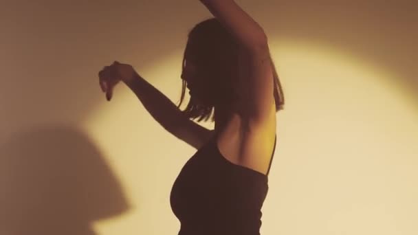 Chica Bailando Hip Hop Fondo Del Proyector Amarillo Brillante Cada — Vídeo de stock