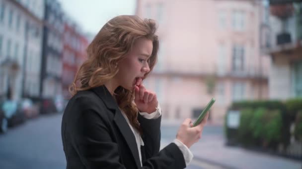 Гаджеты Современная Концепция Рекламы Повседневной Жизни Женщины Используют Смартфон Ежедневно — стоковое видео