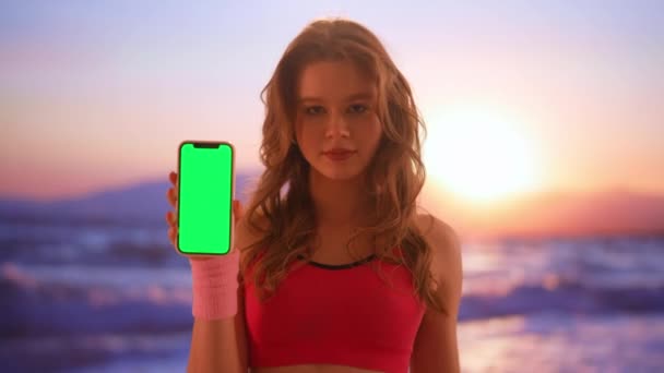 Gadgets Conceitos Modernos Publicidade Vida Cotidiana Mulher Usando Smartphone Uma — Vídeo de Stock