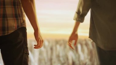 Tarım ve modern teknoloji kavramı. Çiftçiler büyük buğday tarlalarına ve mavi gökyüzüne karşı. Erkek ve kadın tarım işçileri tarlada el ele tutuşuyorlar..