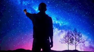 Metaverse fütürist siber teknoloji konsepti. Sanal gerçeklik gözlüğü takan insan silueti dijital ekranın önünde siber grafik arkaplan, arka plan.