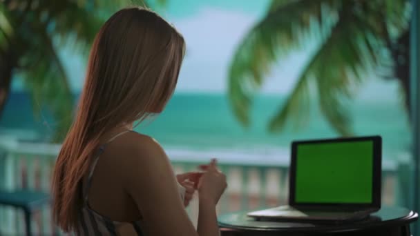 自由职业和自营职业生活方式的概念 从事远距离工作和旅行的女性 年轻的自由撰稿人在笔记本电脑上通过视频交谈 带着色键绿色屏幕 后向镜头 — 图库视频影像