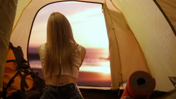 Camping Eventyrkonsept Person Campingplass Reiser Fotturer Utforsker Naturen Ung Kvinne – stockfoto