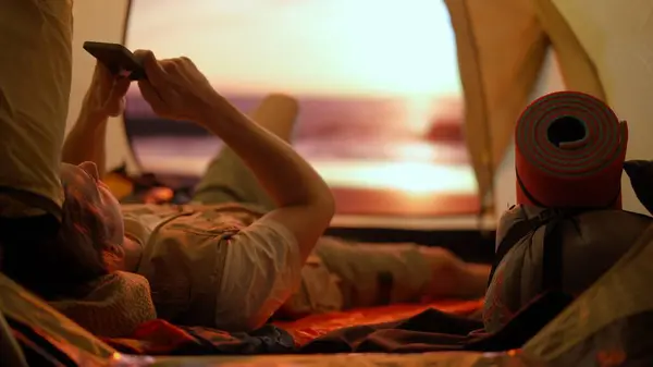 Camping Eventyrkonsept Person Campingplass Reiser Fotturer Utforsker Naturen Ung Mann – stockfoto