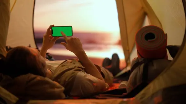 Camping Eventyrkonsept Person Campingplass Reiser Fotturer Utforsker Naturen Ung Mann – stockfoto