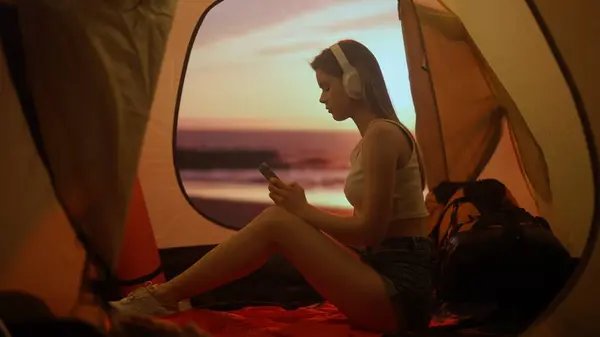 Camping Eventyrkonsept Person Campingplass Reiser Fotturer Utforsker Naturen Ung Kvinne – stockfoto