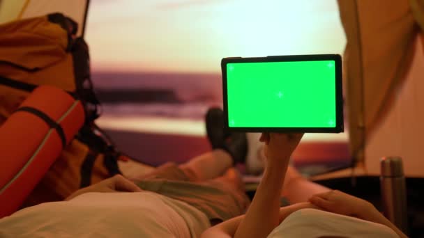 露营和探险的概念 人们在营地旅行和远足 探索自然 可爱的一对恋人在夕阳西下的沙滩上 在帐篷里放着彩色按键的绿色屏风 — 图库视频影像