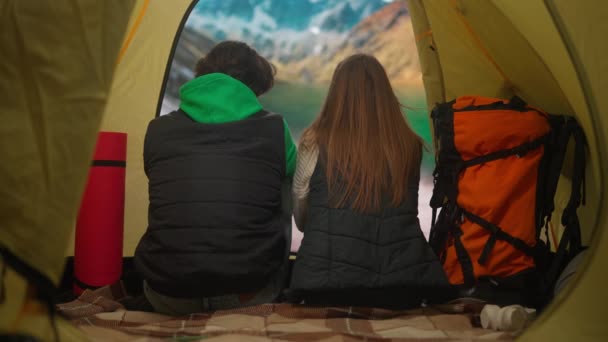 Camping Und Abenteuerkonzept Menschen Auf Dem Campingplatz Reisen Und Wandern — Stockvideo