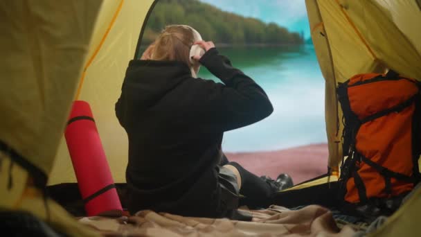 Camping Und Abenteuerkonzept Person Auf Dem Campingplatz Reisen Und Wandern — Stockvideo