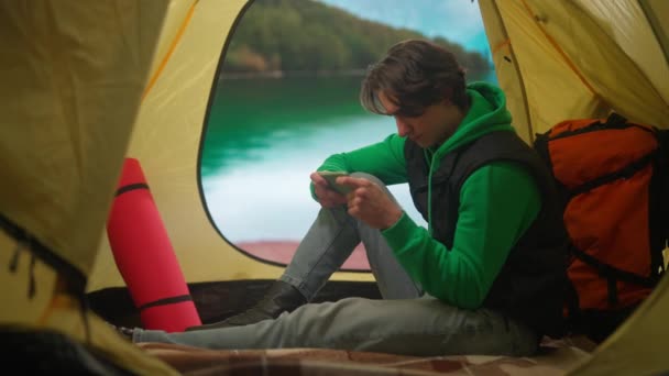 Das Konzept Von Zelten Und Abenteuer Ein Mensch Auf Einem — Stockvideo