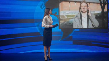 Canlı TV haber yayın konsepti. Stüdyodaki bayan sunucu. Kadın sunucu günlük olayları sunuyor, dışarıda muhabirle canlı yayında konuşuyor, arka planda son dakika haberleri..