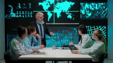 Askeri ve Bilim Konsepti. Askeri analistler ve bilim adamlarından oluşan çok uluslu bir ekip büyük bir dijital ekranda araştırma verilerini tartışıyor.