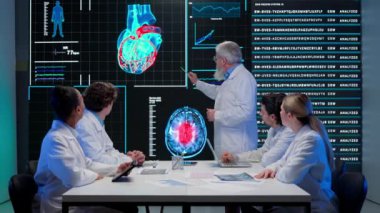 Büyük ilaç ve tıp bilimi konsepti. İlaç araştırma şirketi planlaması. Çok ırklı doktor ve bilim adamları büyük dijital ekranda kalp teşhisi ile görsel grafik oluşturuyorlar..