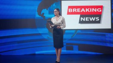 Canlı TV haber yayın konsepti. Stüdyodaki bayan sunucu. Kadın sunucu günlük olayları sunuyor, dışarıda muhabirle canlı yayında konuşuyor, arka planda son dakika haberleri..