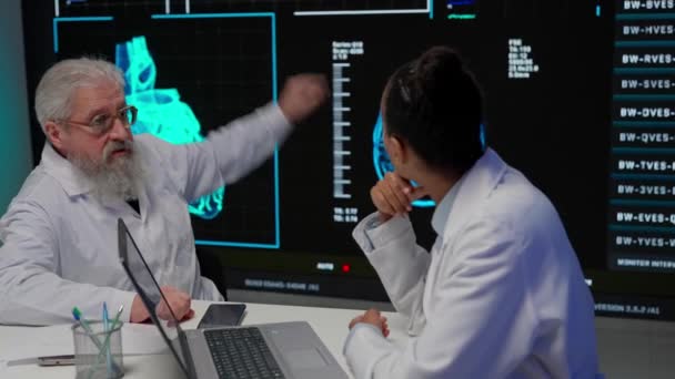 大药学和医学概念 制药研究公司计划 多民族医生和科学家开会讨论大型数字屏幕上的诊断数据可视化图形 — 图库视频影像