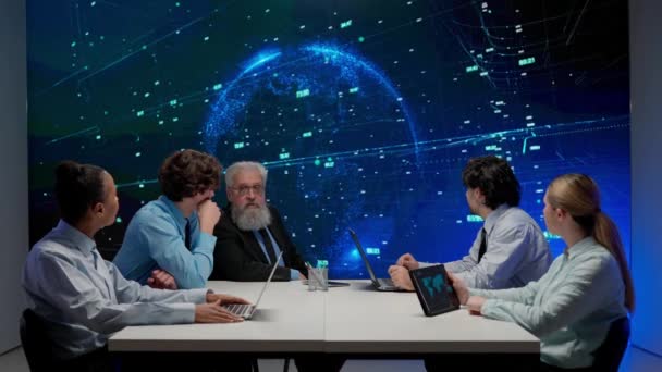 Концепція Великих Цифрових Технологій Науки Багатонаціональна Команда Менеджерів Вчених Обговорює — стокове відео