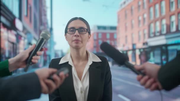Концепція Трансляції Новин Телебаченні Жінка Експерт Відповідає Питання Люди Журналісти — стокове відео