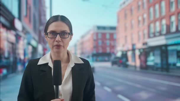 Koncept För Direktsändning Nyheter Kvinnlig Presentatör Rapporterar Luft Utanför Kvinnliga — Stockvideo