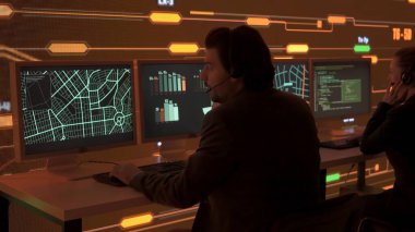 Proje yöneticisi bilgisayar bilimi konsepti. Kontrol odasında teknik destek. Bilgisayarlar üzerinde çalışan bilişim uzmanları, büyük dijital ekran, bilgi ağı verilerini izleyen altyapıyı gösteriyor.