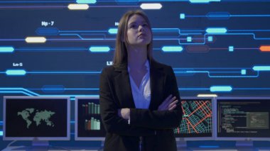 Proje yöneticisi bilgisayar bilimi konsepti. Kontrol odasında teknik destek. Kadın lider bilişim uzmanı altyapı izleme ile dijital ekrana bakıyor bilgi ağı verileri, ön görünüm.