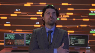 Proje yöneticisi bilgisayar bilimi konsepti. Kontrol odasında teknik destek. İnsan lideri bilişim uzmanı altyapı izleme ile büyük dijital ekrana bakıyor. Bilgi ağı verileri, ön görünüm.