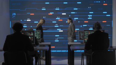 Proje yöneticisi bilgisayar bilimi konsepti. Teknik destek ekibi kontrol odasında. Erkek ve kadın uzmanlar iş, dijital ekran, altyapının bilgi ağı verilerini izlediğini gösteriyor.