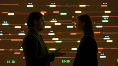 Proje yöneticisi bilgisayar bilimi konsepti. Teknik destek ekibi kontrol odasında. Erkek ve kadın uzmanlar iş, dijital ekran, altyapının bilgi ağı verilerini izlediğini gösteriyor.